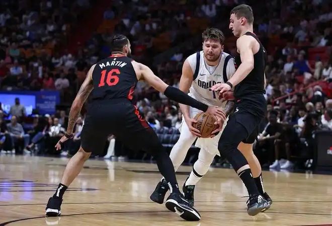 万博体育-东契奇重返赛场，表现优异首场状态出色，法国队观众沸腾！赛场气氛高涨-万博体育